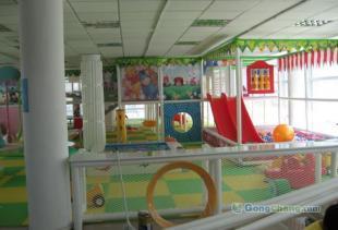 專業定制與無憂安裝 打造安全有趣的兒童淘氣堡樂園